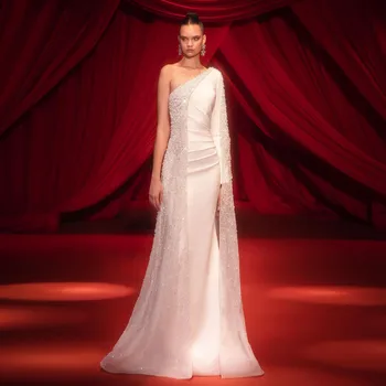 Elegantne bijele haljine Sirena za prom, Asimetrične rukava dužine do poda, izvezena kristalne perle, Plisirane haljine za zabave