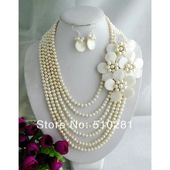 klasična luksuzna ambalaža, bijelo biserna ogrlica sa bojama u obliku školjke, komplet nakita